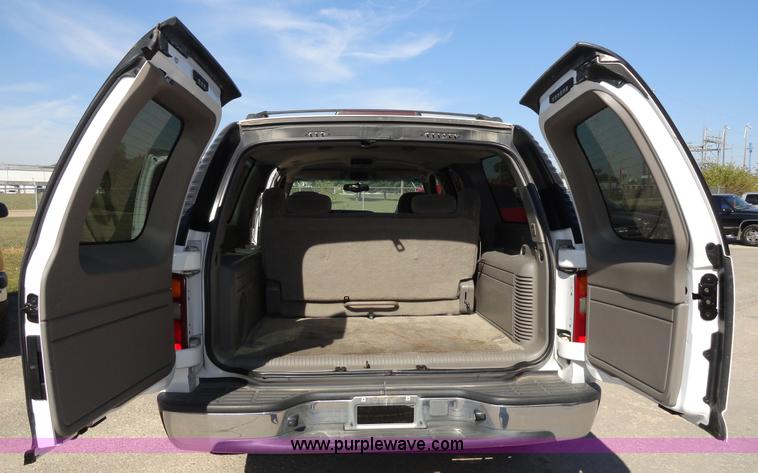 image for item F9415 2002 Chevrolet Suburban 1500 LS SUV