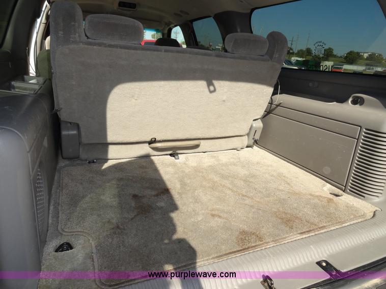 image for item F9415 2002 Chevrolet Suburban 1500 LS SUV