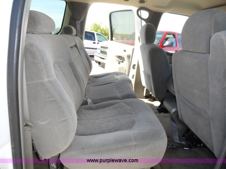 image for item F9415 2002 Chevrolet Suburban 1500 LS SUV