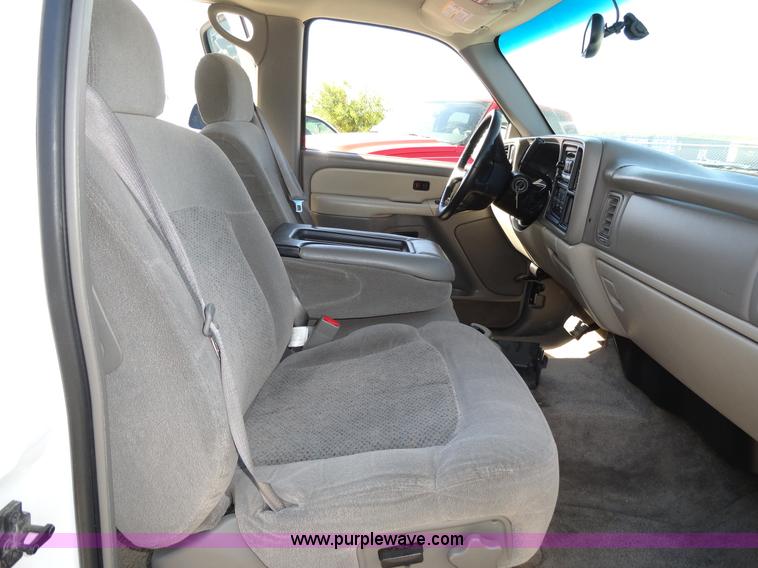 image for item F9415 2002 Chevrolet Suburban 1500 LS SUV