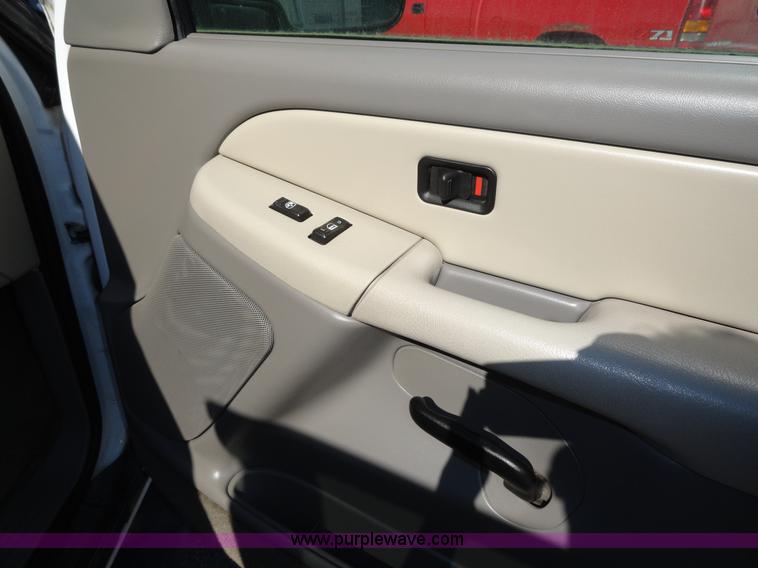 image for item F9415 2002 Chevrolet Suburban 1500 LS SUV