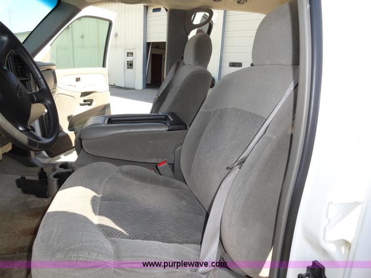 image for item F9415 2002 Chevrolet Suburban 1500 LS SUV