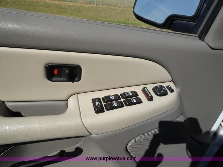 image for item F9415 2002 Chevrolet Suburban 1500 LS SUV