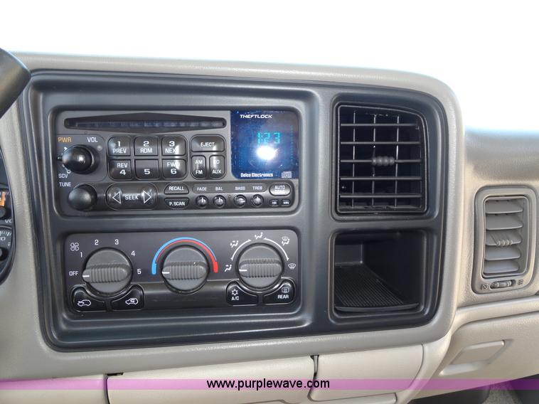 image for item F9415 2002 Chevrolet Suburban 1500 LS SUV