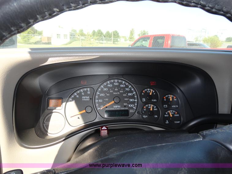 image for item F9415 2002 Chevrolet Suburban 1500 LS SUV