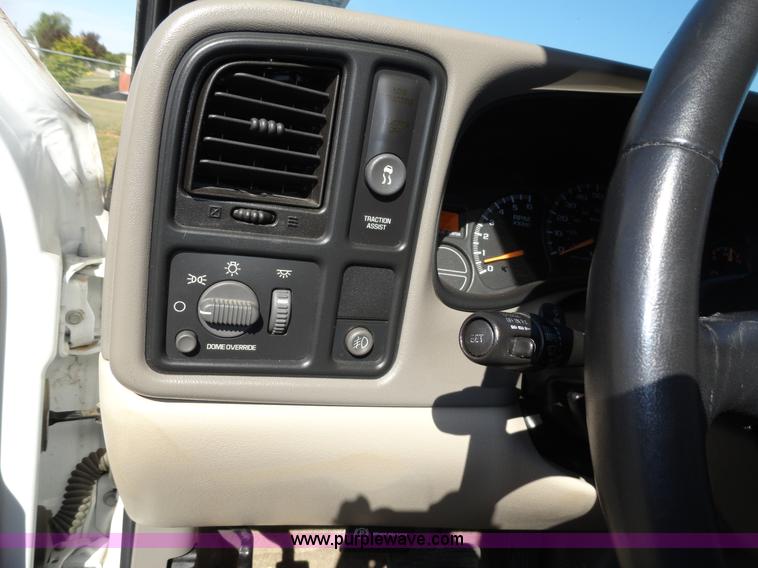 image for item F9415 2002 Chevrolet Suburban 1500 LS SUV