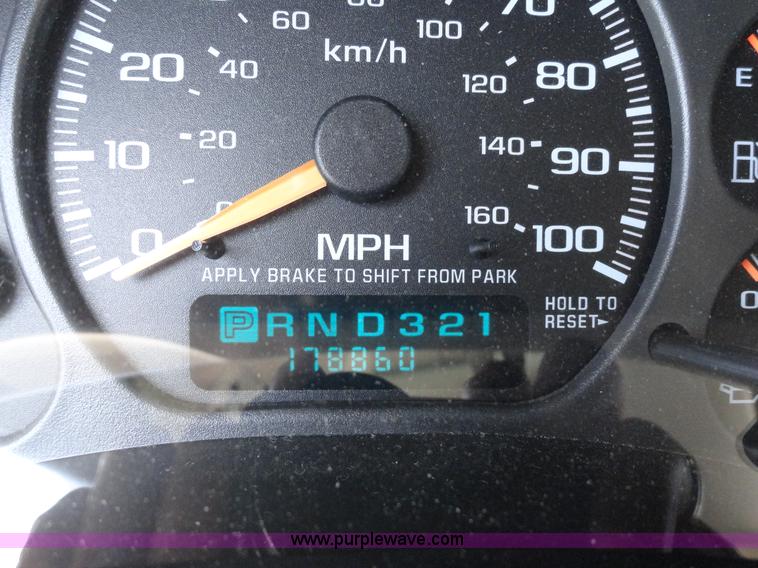 image for item F9415 2002 Chevrolet Suburban 1500 LS SUV