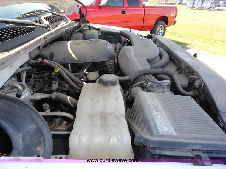 image for item F9415 2002 Chevrolet Suburban 1500 LS SUV