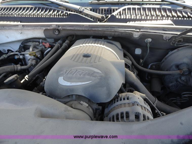 image for item F9415 2002 Chevrolet Suburban 1500 LS SUV