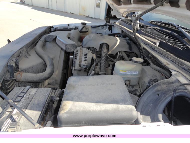 image for item F9415 2002 Chevrolet Suburban 1500 LS SUV