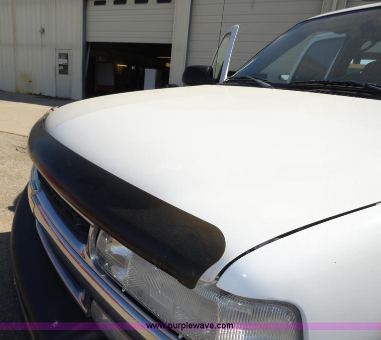 image for item F9415 2002 Chevrolet Suburban 1500 LS SUV