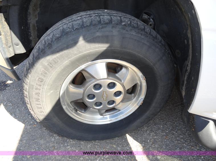 image for item F9415 2002 Chevrolet Suburban 1500 LS SUV