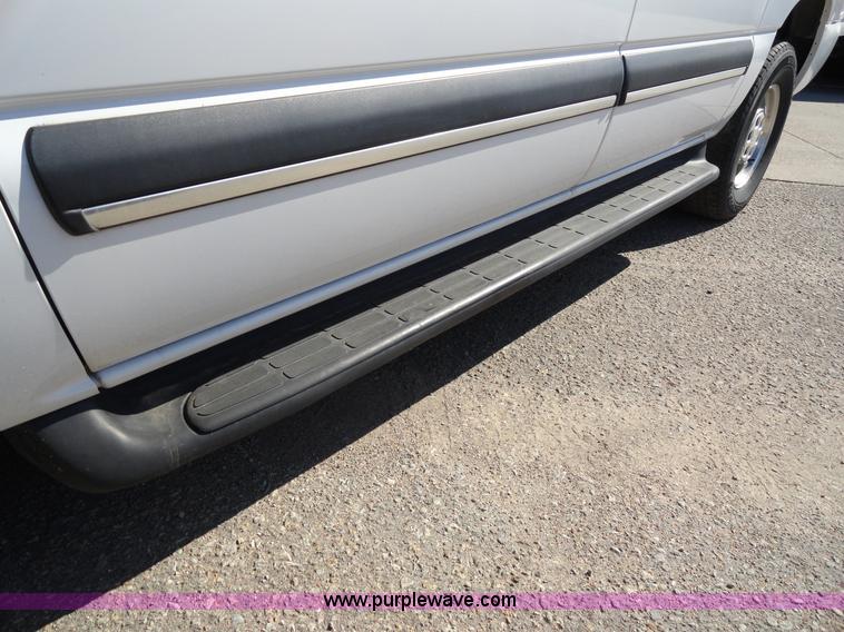 image for item F9415 2002 Chevrolet Suburban 1500 LS SUV