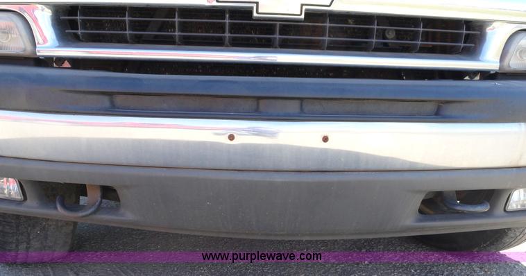 image for item F9415 2002 Chevrolet Suburban 1500 LS SUV