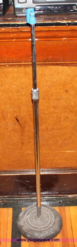 image for item F9890 Assorted electronics