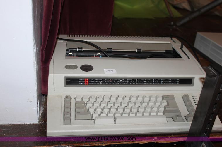 image for item F9891 Assorted office furniture