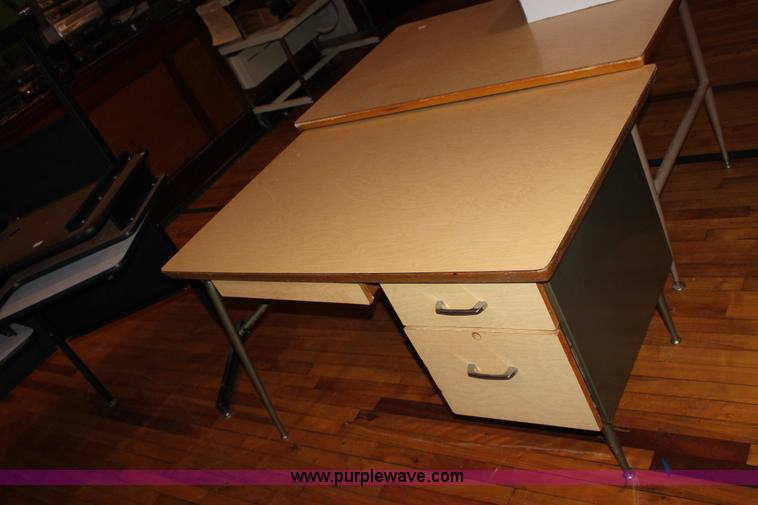 image for item F9891 Assorted office furniture