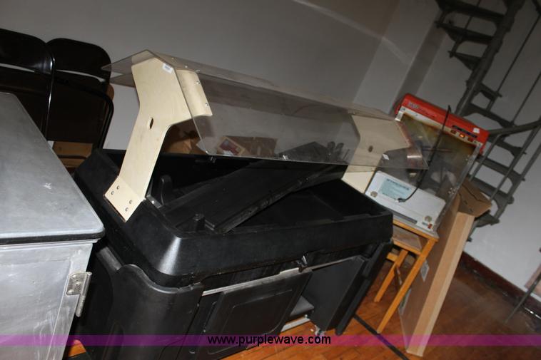 image for item F9905 Assorted items