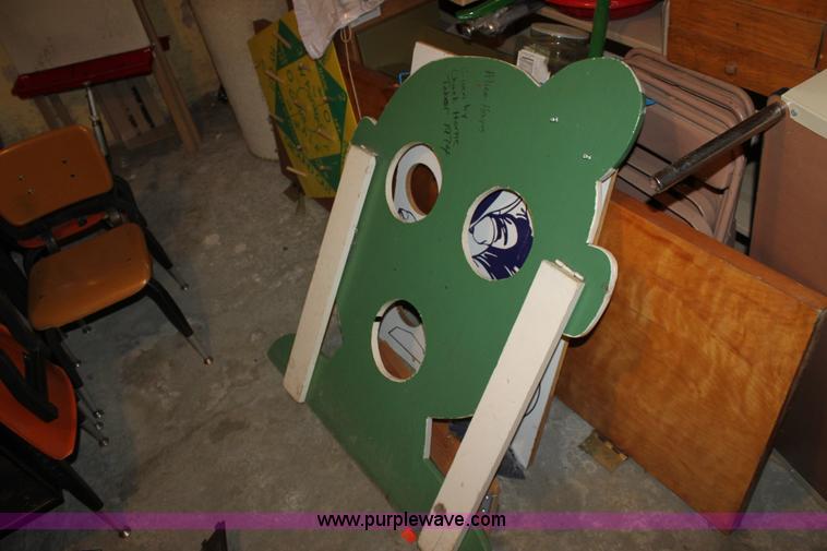 image for item F9909 Assorted items