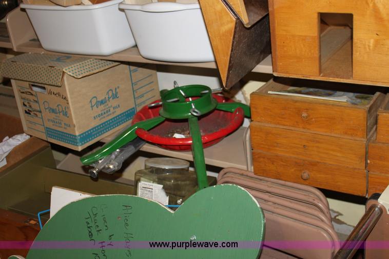 image for item F9909 Assorted items