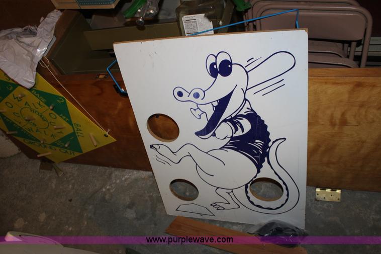 image for item F9909 Assorted items