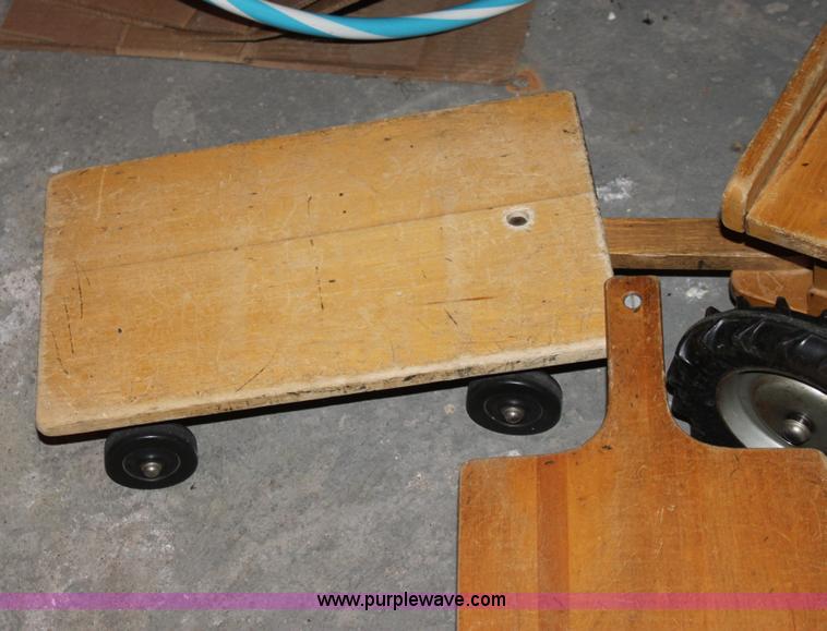 image for item F9909 Assorted items