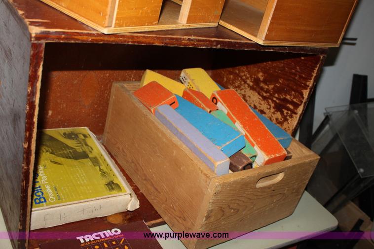 image for item F9909 Assorted items