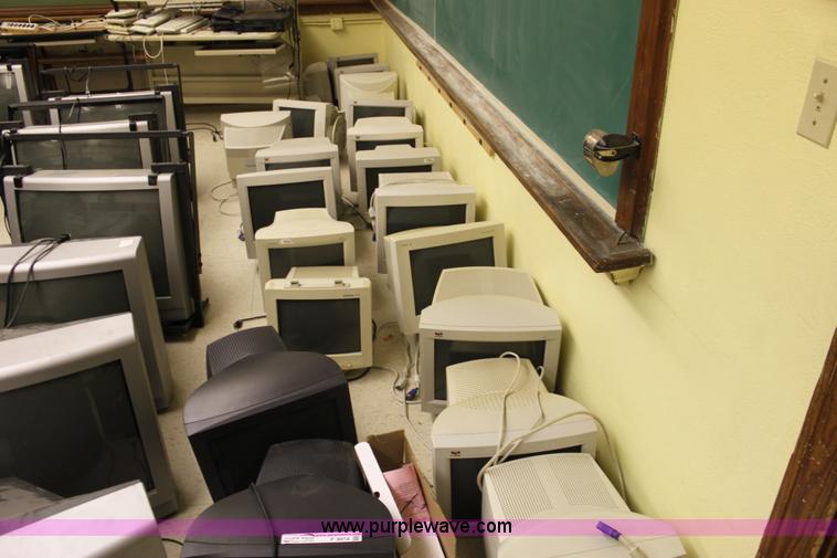 image for item F9914 (20) CRT monitors