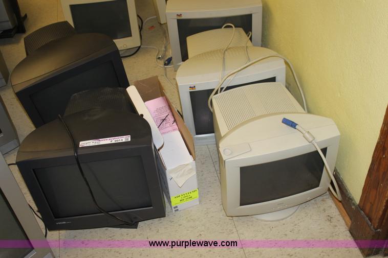 image for item F9914 (20) CRT monitors