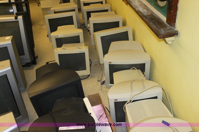image for item F9914 (20) CRT monitors