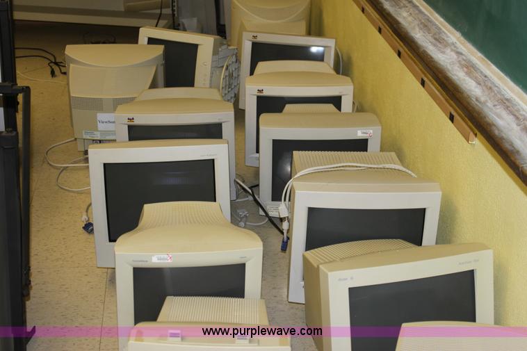 image for item F9914 (20) CRT monitors
