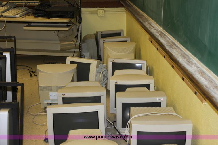 image for item F9914 (20) CRT monitors