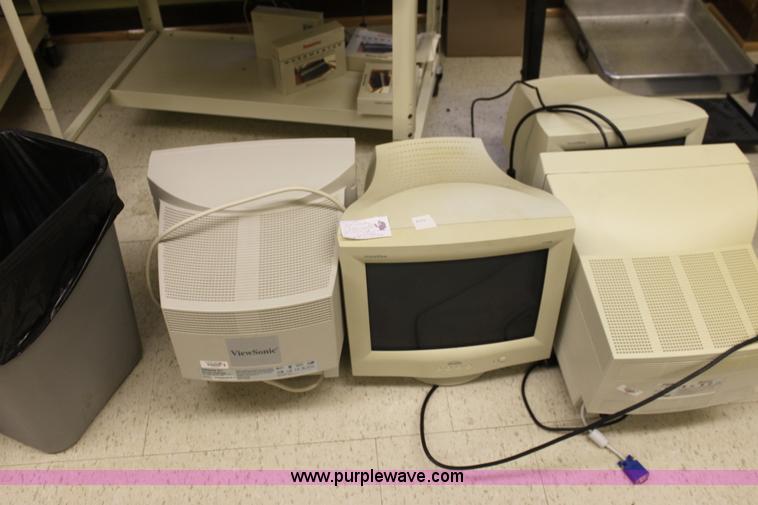 image for item F9917 Assorted electronics