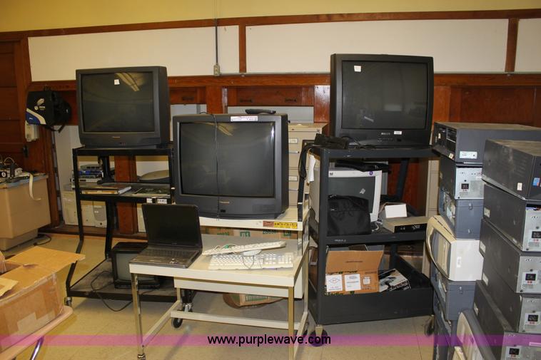 image for item F9919 Assorted electronics