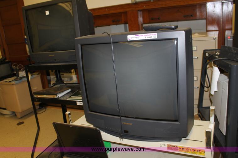 image for item F9919 Assorted electronics