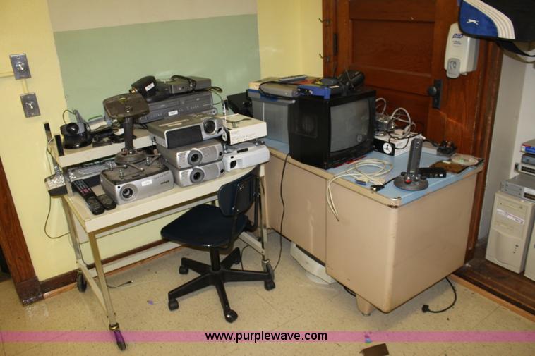 image for item F9921 Assorted electronics