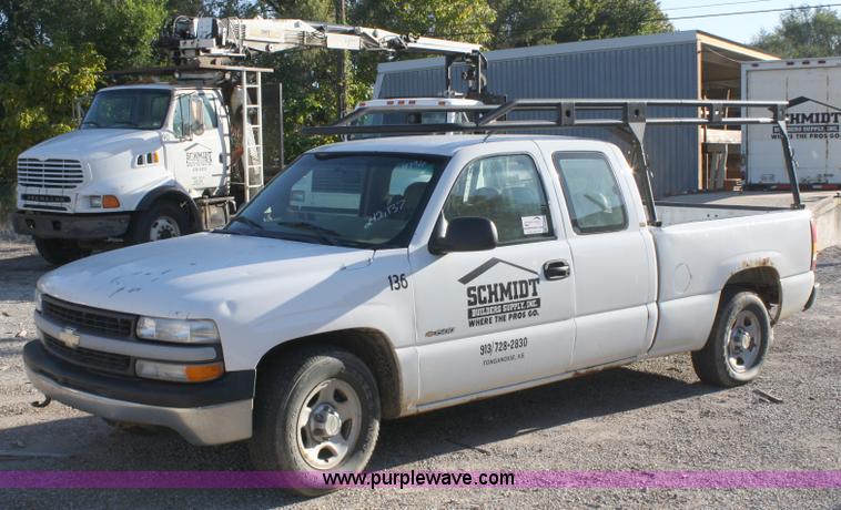 image for item A3186 2000 Chevrolet Silverado 1500 extended cab pickup truck