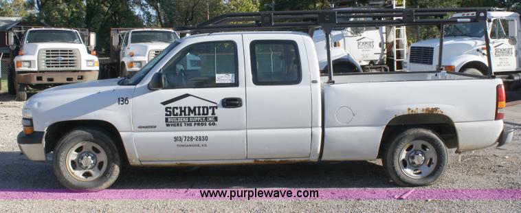 image for item A3186 2000 Chevrolet Silverado 1500 extended cab pickup truck