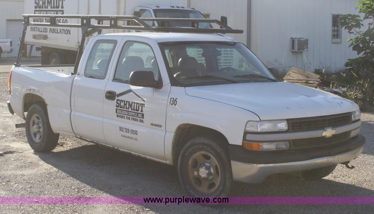 image for item A3186 2000 Chevrolet Silverado 1500 extended cab pickup truck