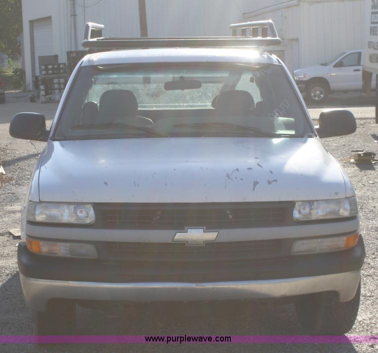 image for item A3186 2000 Chevrolet Silverado 1500 extended cab pickup truck