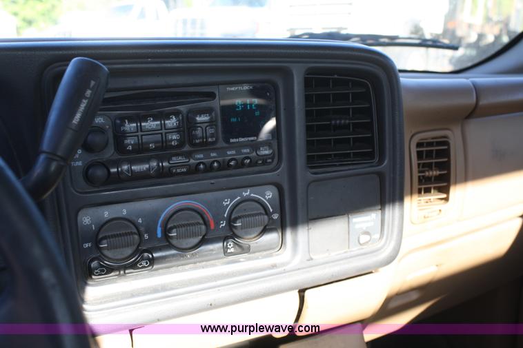 image for item A3186 2000 Chevrolet Silverado 1500 extended cab pickup truck