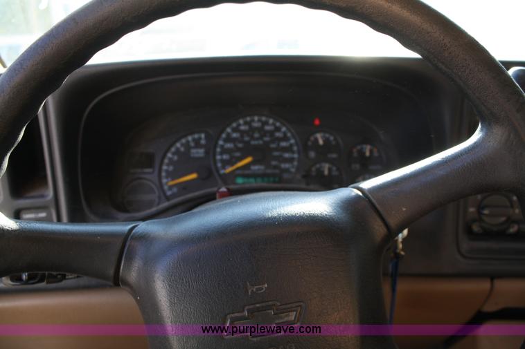 image for item A3186 2000 Chevrolet Silverado 1500 extended cab pickup truck