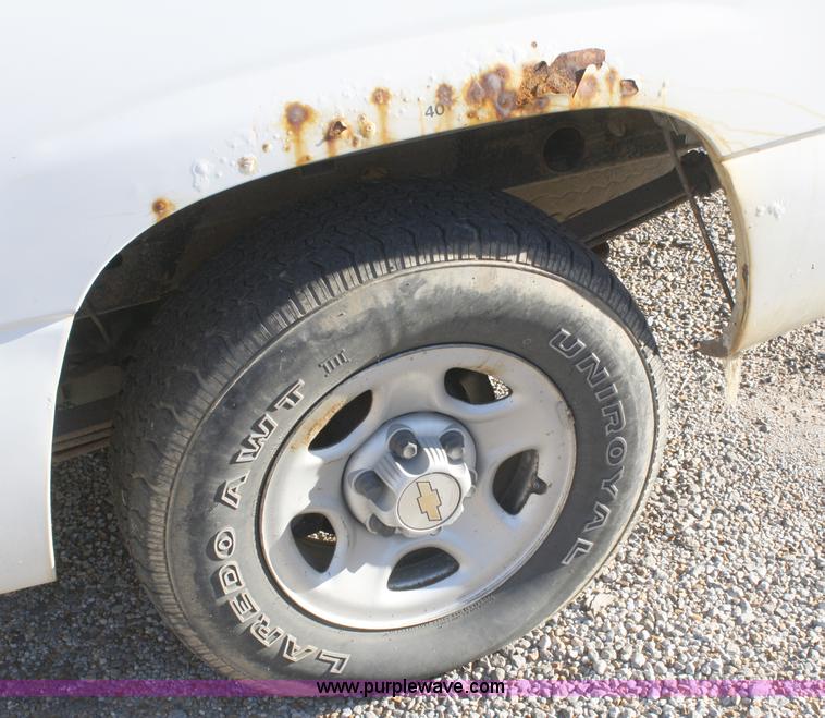 image for item A3186 2000 Chevrolet Silverado 1500 extended cab pickup truck