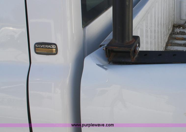 image for item A3186 2000 Chevrolet Silverado 1500 extended cab pickup truck