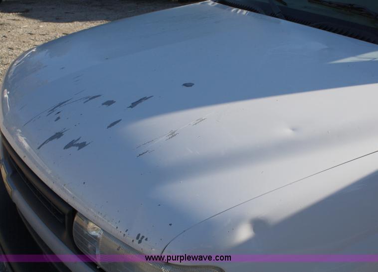 image for item A3186 2000 Chevrolet Silverado 1500 extended cab pickup truck