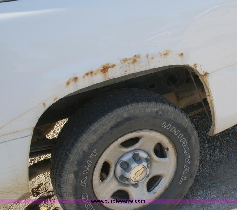 image for item A3186 2000 Chevrolet Silverado 1500 extended cab pickup truck