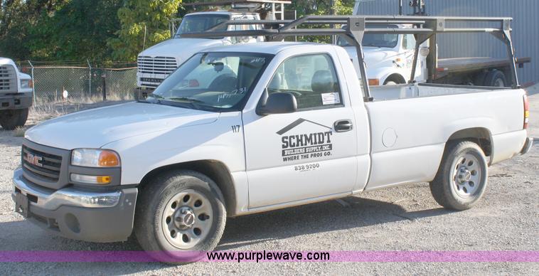 image for item A3189 2005 GMC Sierra 1500 pickup truck