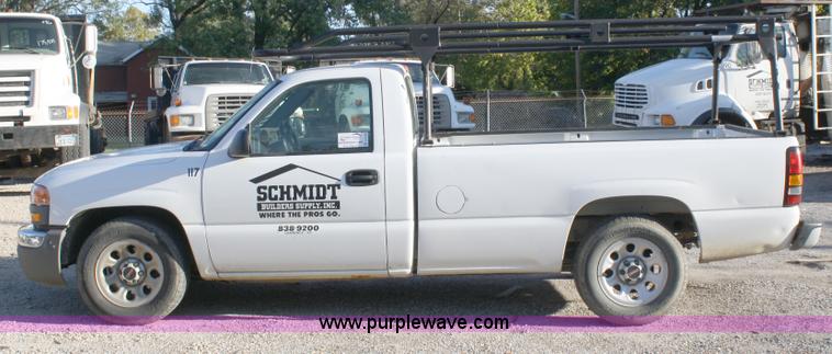 image for item A3189 2005 GMC Sierra 1500 pickup truck