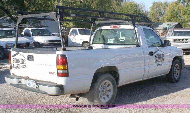 image for item A3189 2005 GMC Sierra 1500 pickup truck