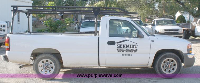 image for item A3189 2005 GMC Sierra 1500 pickup truck